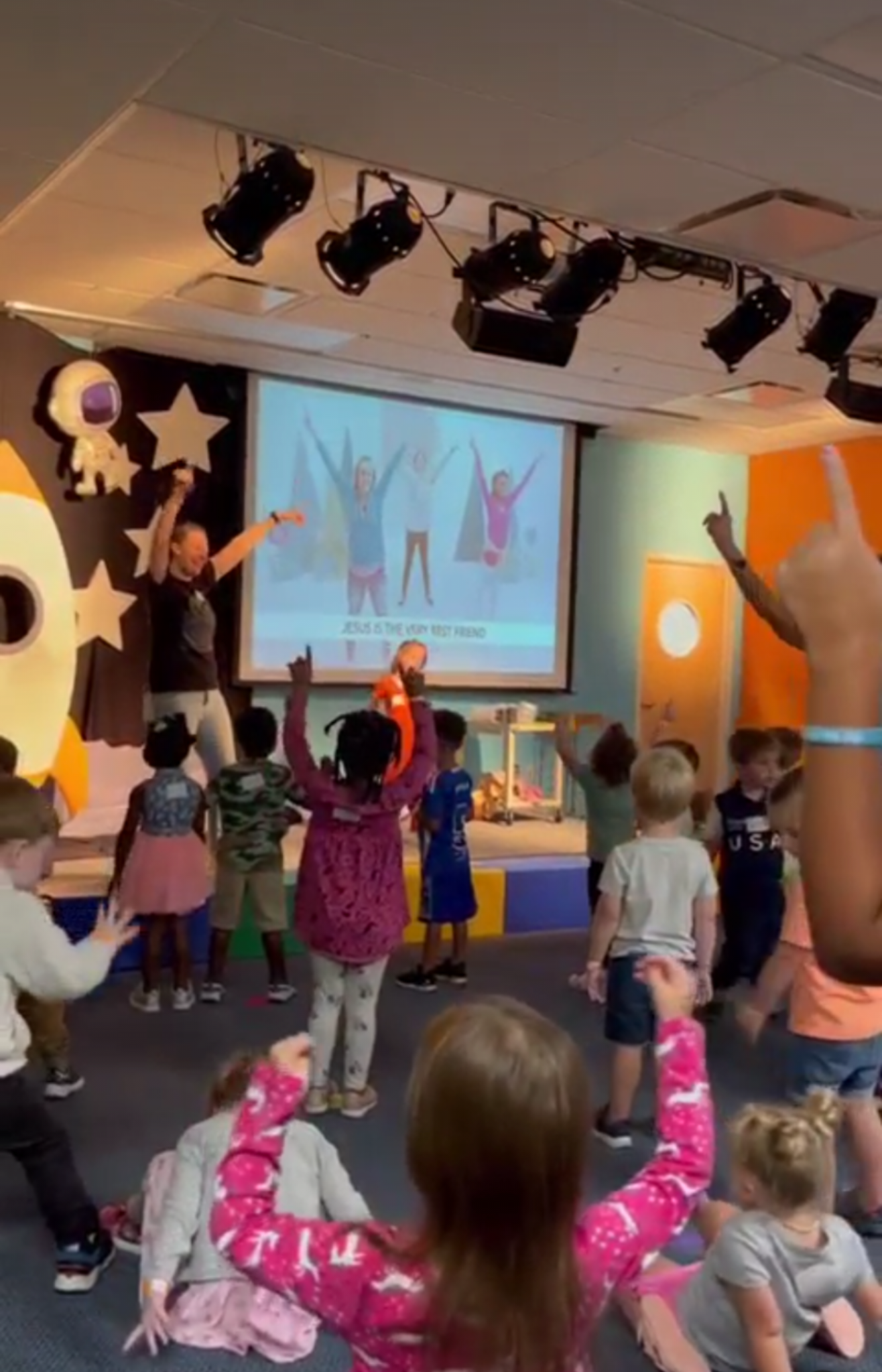 preschoolers worshipping